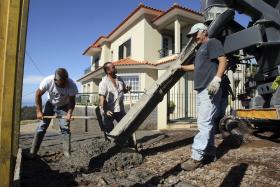 POPULARES AJUDAM JUNTA DE FREGUESIA A CIMENTAR CAMINHO RURAL NA MADEIRA