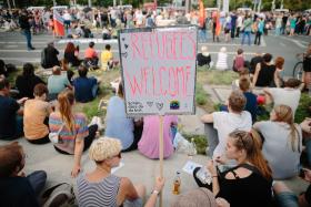 MILHARES DE MANIFESTANTES DÃO “BOAS-VINDAS” AOS REFUGIADOS EM DRESDEN (ALEMANHA)