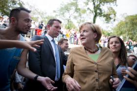 MERKEL DEFENDE RAPIDEZ NA INTEGRAÇÃO DE REFUGIADOS COM DIREITO E NA EXPULSÃO DOS OUTROS