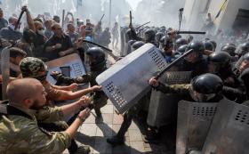 UCRÂNIA: 100 POLÍCIAS E MILITARES FERIDOS EM EXPLOSÃO FRENTE AO PARLAMENTO