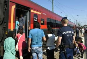 ÁUSTRIA RETÉM NA FRONTEIRA COMBOIO DE REFUGIADOS COM DESTINO A MUNIQUE