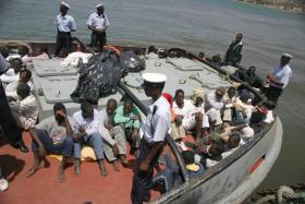 GUARDA COSTEIRA ITALIANA RESGATOU 240 IMIGRANTES AO LARGO DA LÍBIA