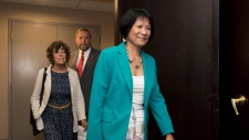 Olivia Chow, direita, chega para uma conferência de imprensa em Toronto com o líder do NDP Tom Mulcair, centro, e Martha Friendly - 28 de julho de 2015. THE CANADIAN PRESS/Darren Calabrese