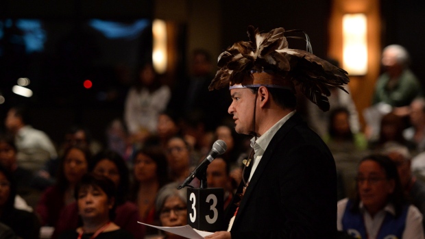 O Chefe Isadore Day Wiindawtegowinini da Serpent River First Nations fala durante o encontro de líderes das Primeiras Nações, anciãos, jovens e delegados na Assembleia de Chefes Especial das Primeiras Nações em Otava - 27 de maio de 2014. The Canadian Press / Sean Kilpatrick