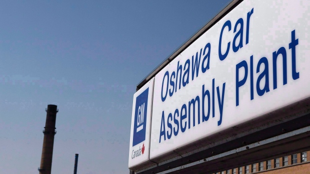 Um sinal no exterior da fábrica de montagem automóvel da General Motors em Oshawa, Ontário. Foto de arquivo (2012). (Michellle Siu / The Canadian Press)