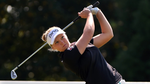Brooke M. Henderson, do Canadá, durante uma tacada na final do torneio de golfe Cambia Portland Classic em Portland, Ore., Domingo, 16 de agosto de 2015. (AP / Steve Dykes)