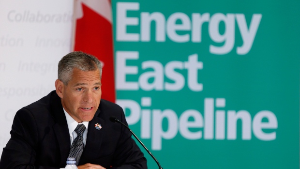 O CEO da TransCanada Russ Girling anuncia que a empresa está a avançar com o projeto Energy East Pipeline (gasoduto), durante uma conferência de imprensa em Calgary, Alta., nesta foto de arquivo. (Jeff McIntosh / The Canadian Press)