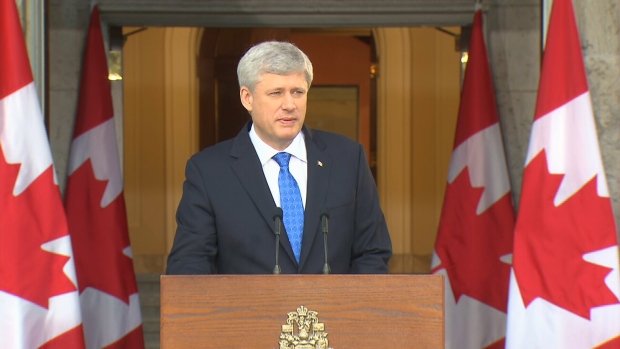 Stephen Harper fala aos repórteres na quinta-feira, 20 de agosto, 2015
