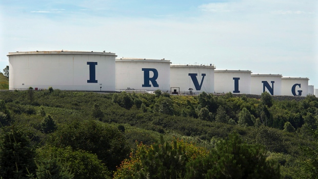 Tanques de armazenamento são vistos na refinaria Irving Oil em Saint John, N.B. - 8 de agosto de 2013. (Andrew Vaughan / The Canadian Press)