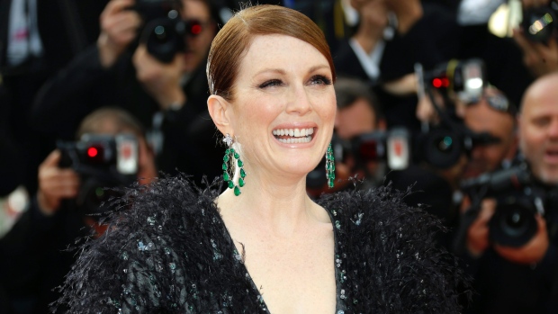 A vencedora do Oscar Julianne Moore chega para a exibição do filme La Tete Haute (Standing Tall) no festival de cinema de Cannes, em 13 de maio de 2015. Moore irá discutir a sua carreira durante uma sessão íntima de Q & A no festival TIFF 2015. (Joel Ryan / Invision / AP)