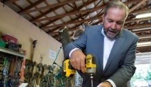 O líder do NDP Tom Mulcair monta um xilofone no Bienenstock Natural Playgrounds na Dundas, Ontário - 25 de agosto de 2015. The Canadian Press / Frank Gunn