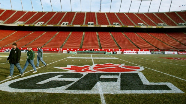 O logótipo da CFL na parte central do Commonwealth Stadium, em Edmonton. (CP / Kevin Frayer)