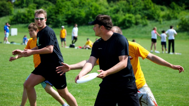 Um torneio Ultimate Frisbee (Dariush M / Shutterstock.com)