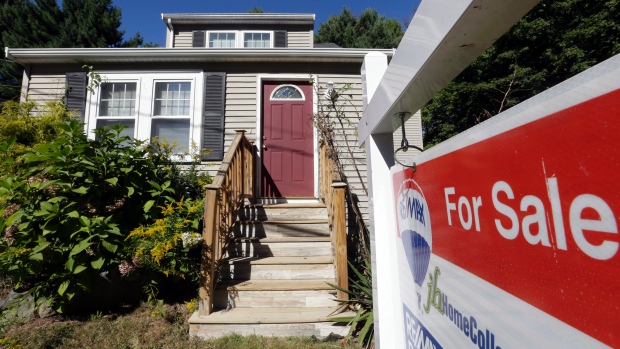 Na cidade de Toronto, o preço médio de venda de uma casa geminada caiu abaixo de 1 milhão de dólares pela primeira vez em vários meses, para 996,770 dólares. Mas isso ainda representa um aumento de 7,1 por cento em relação à média do ano anterior. (Associated Press)