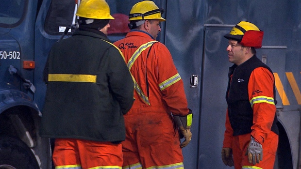 Trabalhadores da Hydro-Quebec estão no local de um derramamento de diesel no norte do Quebec. (Radio-Canada)