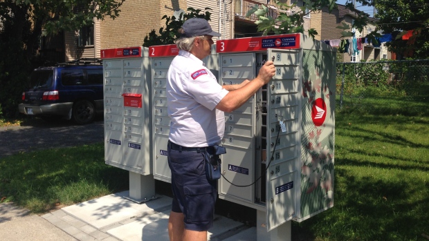 O correio vai agora ser entregue numa caixa de correio comunitária, como esta, em algumas áreas de Montreal. (Thomas Gerbet / Radio-Canada)