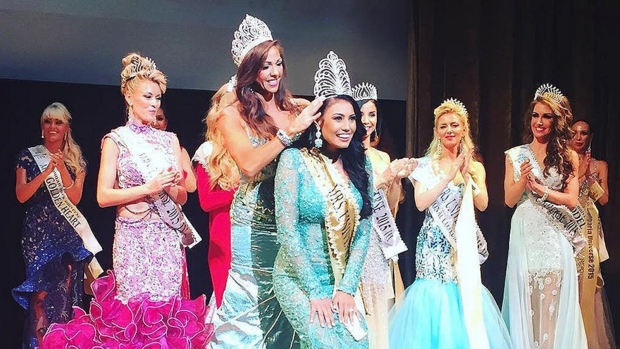 Ashley Burnham foi coroada Srª Universo 2015, na Bielorrússia, 29 de agosto de 2015. (Mrs. Universe/Instagram)