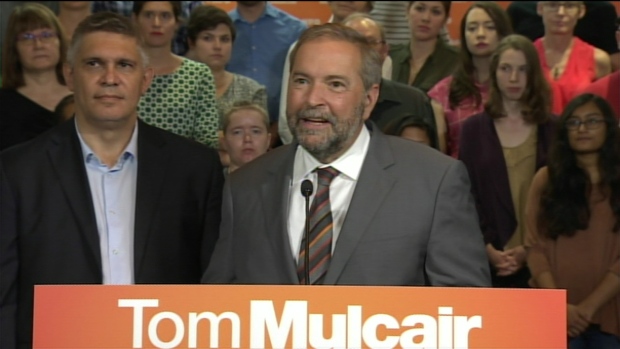 O líder do NDP Tom Mulcair introduziu o ex-ministro das Finanças de Saskatchewan Andrew Thomson durante uma paragem de campanha no círculo eleitoral de Toronto (Eglinton-Lawrence) na sexta-feira. O ex-político provincial, que agora trabalha em Toronto, vai concorrer a nível federal pelos Novos Democratas no que se espera seja uma luta renhida. (CBC News)