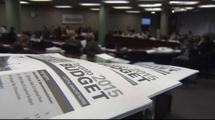 Cópias do orçamento 2015 da cidade de Toronto são vistas em 29 de janeiro de 2015. CityNews