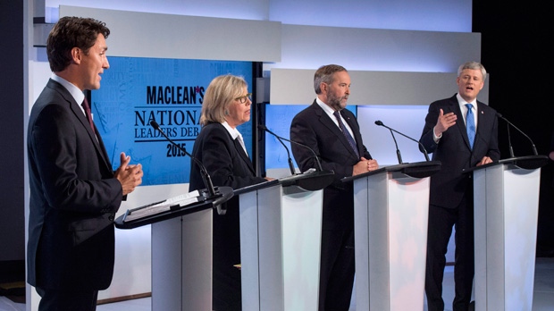 O líder do Partido Liberal Justin Trudeau, a líder do Partido Verde Elizabeth May e o líder do Partido Nova Democracia Thomas Mulcair ouvem o líder conservador Stephen Harper, durante o primeiro debate de líderes - 6 agosto, 2015 em Toronto. THE CANADIAN PRESS/Frank Gunn