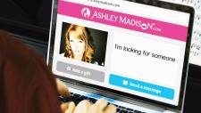 A empresa que é proprietária do site de adultério Ashley Madison está a oferecer uma recompensa de 500.000 dólares para informações que levem a uma prisão numa violação de dados em massa
