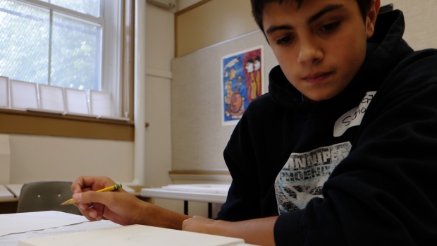 Este ano, no Ontário, os estudantes do sexo feminino estiveram melhor do que estudantes do sexo masculino, com uma taxa de sucesso de 86 por cento em comparação com 78 por cento para os últimos. (Teghan Beaudette / CBC)