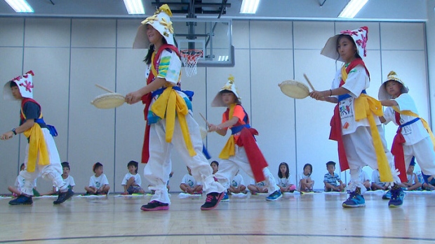 Os alunos passam a tarde a aprender atividades culturais como a dança, tocar instrumentos e aprender os maneirismos culturais.