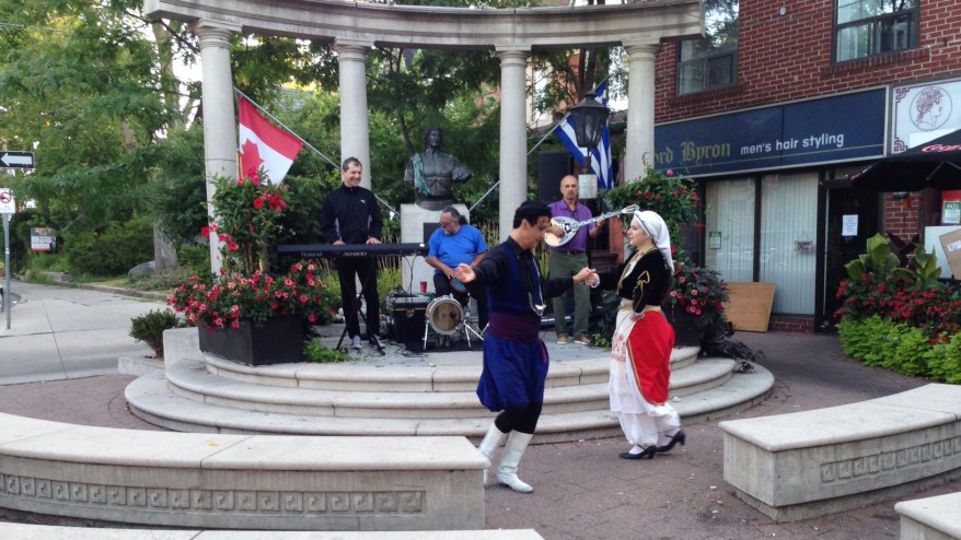 Dançarinos e músicos comemoram o Taste of the Danforth em 7 de agosto de 2015. CityNews.