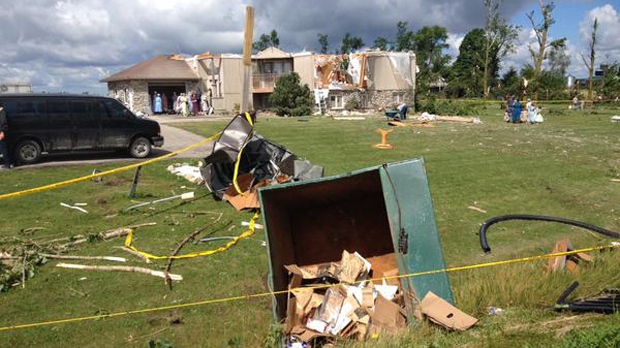 Uma imagem de uma casa significativamente danificada em Teviotdale, Ontário. (Nadia Matos / Kitchener CTV)