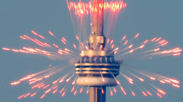 Sessão de fogo de artifício ilumina a CN Tower durante as cerimónias de abertura dos Jogos Pan-americanos em 10 de julho.