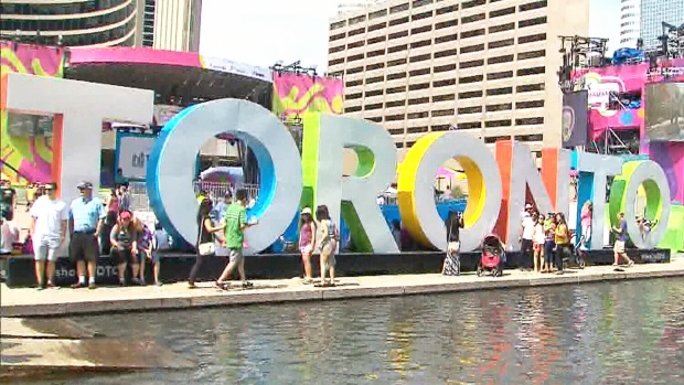 Sinal dos Pan Am Toronto na Nathan Phillips Square é visto nesta foto de 12 de julho, 2015.
