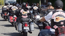 Nesta foto de arquivo, membros do Quebec do gangue de motociclistas Hells Angels chegam a Langley, B.C., em 25 de julho de 2008. (Darryl Dyck / The Canadian Press)