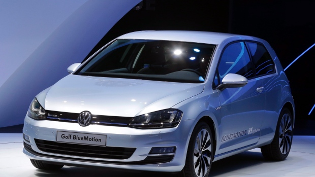 O Volkswagen Golf é mostrado em 2012. Ele está entre os 41.300 veículos que a VW mandou recolher no Canadá por uma falha de airbag. (Associated Press)