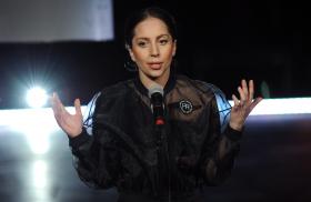 VESTIDO DE CARNE UTILIZADO POR LADY GAGA EM EXPOSIÇÃO NO MUSEU DO ROCK DE CLEVELAND