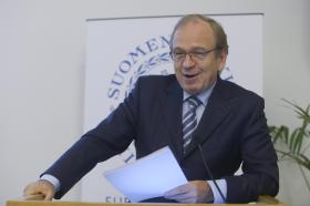 MIGRAÇÕES: GOVERNADOR DO BANCO DA FINLÂNDIA DOA UM MÊS DE SALÁRIO PARA AJUDAR REFUGIADOS