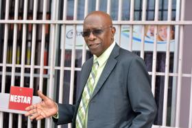 FIFA: JACK WARNER BANIDO DE TODA A ATIVIDADE LIGADA AO FUTEBOL