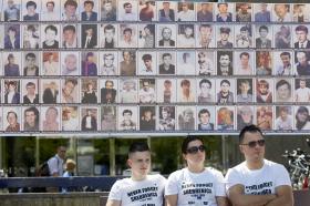 JUSTIÇA DA SÉRVIA INDICIA OITO SUSPEITOS PELO MASSACRE DE SREBRENICA
