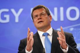 UE, RÚSSIA E UCRÂNIA FECHAM ACORDO PARA FORNECIMENTO DE GÁS — COMISSÁRIO