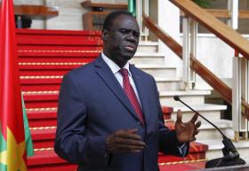 INSTITUIÇÕES DO BURKINA FASO “DISSOLVIDAS” POR COMITÉ MILITAR – ANÚNCIO NA TV PÚBLICA