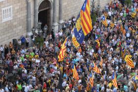 CENTENAS DE MILHARES BLOQUEIAM ACESSOS UMA HORA ANTES DE MANIFESTAÇÃO EM BARCELONA