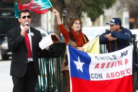 CENTENAS DE PESSOAS PROTESTAM NO CHILE CONTRA DESPENALIZAÇÃO DO ABORTO