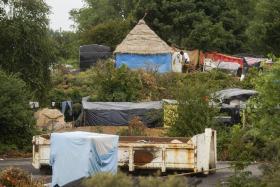 POLÍCIA DESMANTELA VÁRIOS ACAMPAMENTOS DE REFUGIADOS EM CALAIS