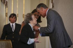 CAVACO SILVA CONDECORA ESCRITORA E PRIMEIRA JORNALISTA COM CARTEIRA MANUELA AZEVEDO