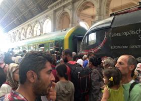 CENTENAS DE REFUGIADOS ENTRAM NA ESTAÇÃO FERROVIÁRIA DA HUNGRIA, MAS NENHUM COMBOIO PARTIU