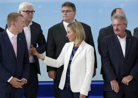 CHEFES DE DIPLOMACIA DA UE DISCUTEM HOJE CRISE DE REFUGIADOS