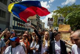 SIMPATIZANTES DO GOVERNO VENEZUELANO USAM PAUS E PEDRAS PARA DISPERSAR MANIFESTANTES DA OPOSIÇÃO