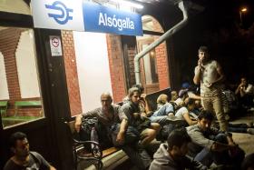 MIGRAÇÕES: PRIMEIRO AUTOCARRO COM MIGRANTES CHEGA À FRONTEIRA AUSTRÍACA — AGÊNCIA
