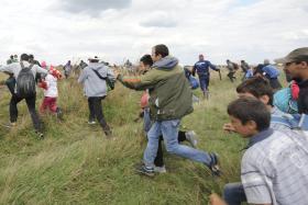 CENTENAS DE MIGRANTES FORÇAM ENTRADA NA FRONTEIRA ENTRE SÉRVIA E HUNGRIA
