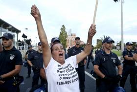 BES: LESADOS PROTESTARAM JUNTO AO MUSEU ONDE DECORREU DEBATE DE COSTA E PASSOS COELHO