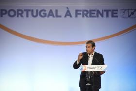PROFESSORES E LESADOS DO BES MANIFESTAM-SE EM BRAGA DURANTE AÇÃO DO PSD/CDS-PP